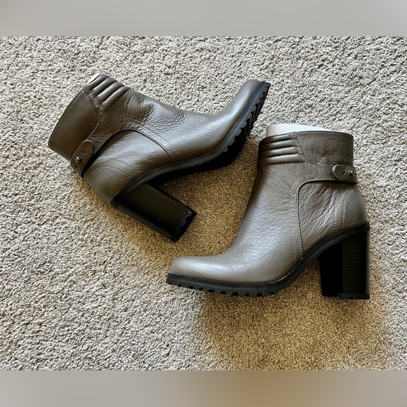 New H by Halston Size 8.5 Leather Cara Block Heel Ankle Boot Bootie Side Zip - Picture 1 of 6